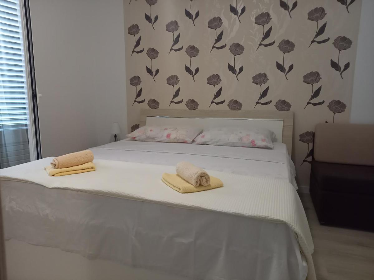 Apartmani Dijana Palit エクステリア 写真