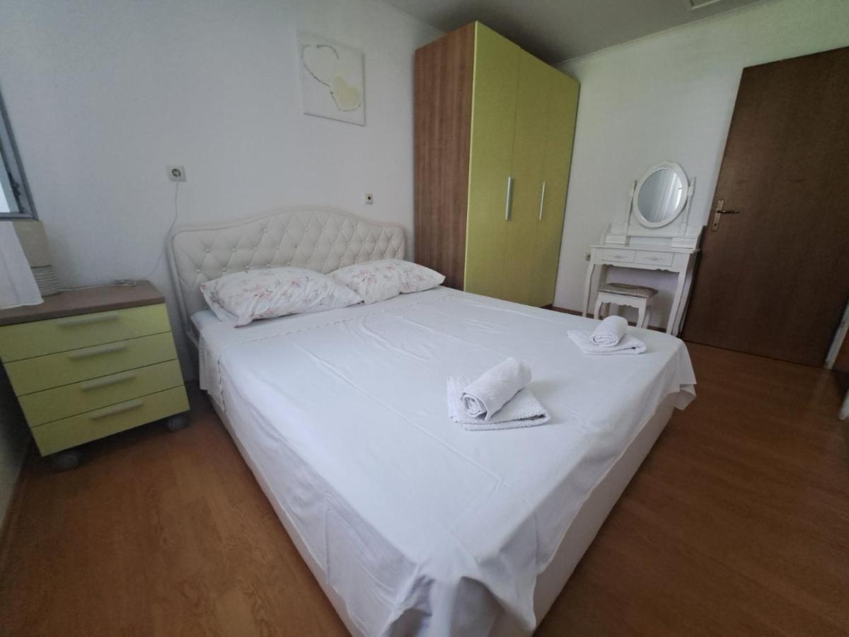 Apartmani Dijana Palit エクステリア 写真